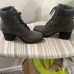 Maurice’s gray boots